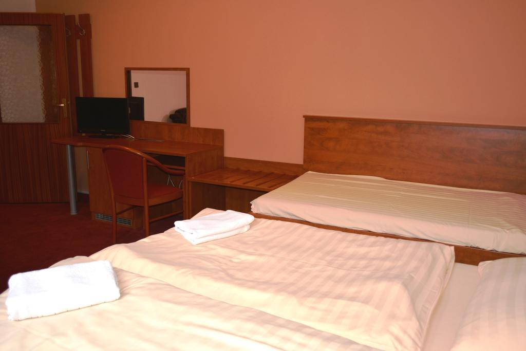 Hotel Koruna Karlštejn Zewnętrze zdjęcie