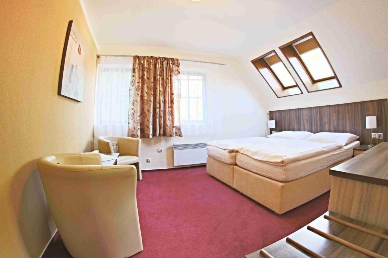 Hotel Koruna Karlštejn Zewnętrze zdjęcie