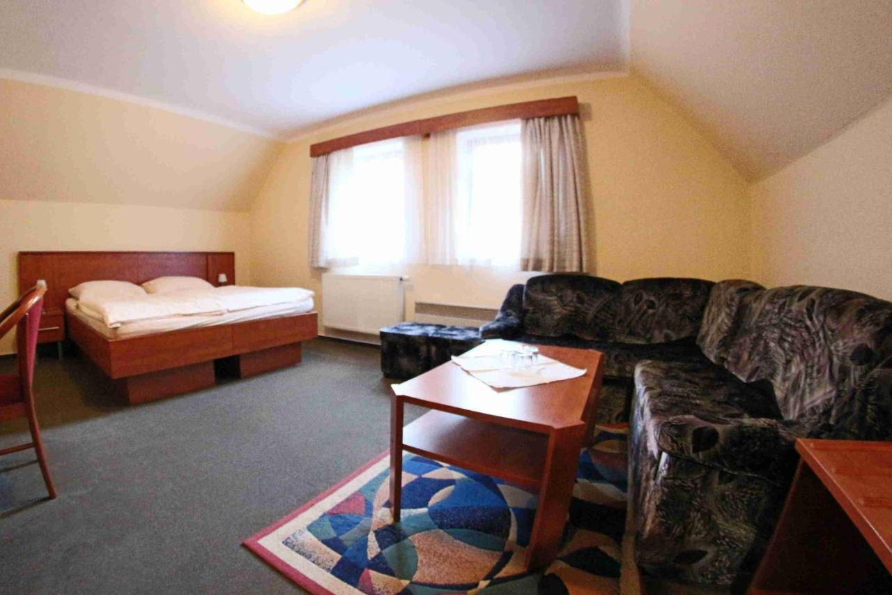 Hotel Koruna Karlštejn Zewnętrze zdjęcie