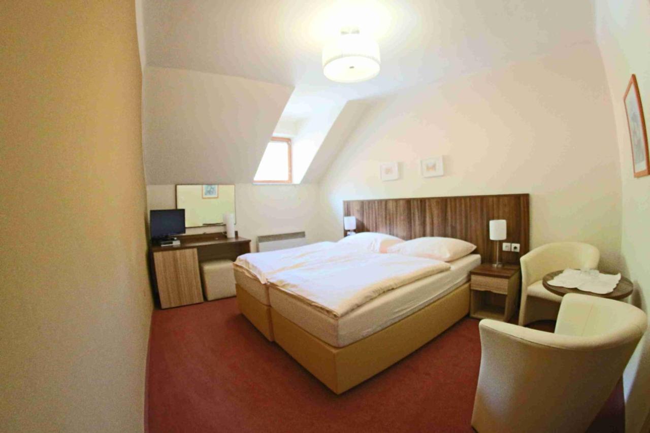 Hotel Koruna Karlštejn Zewnętrze zdjęcie