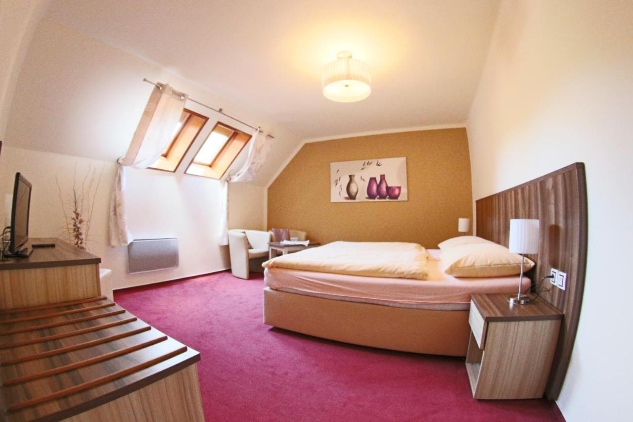 Hotel Koruna Karlštejn Zewnętrze zdjęcie