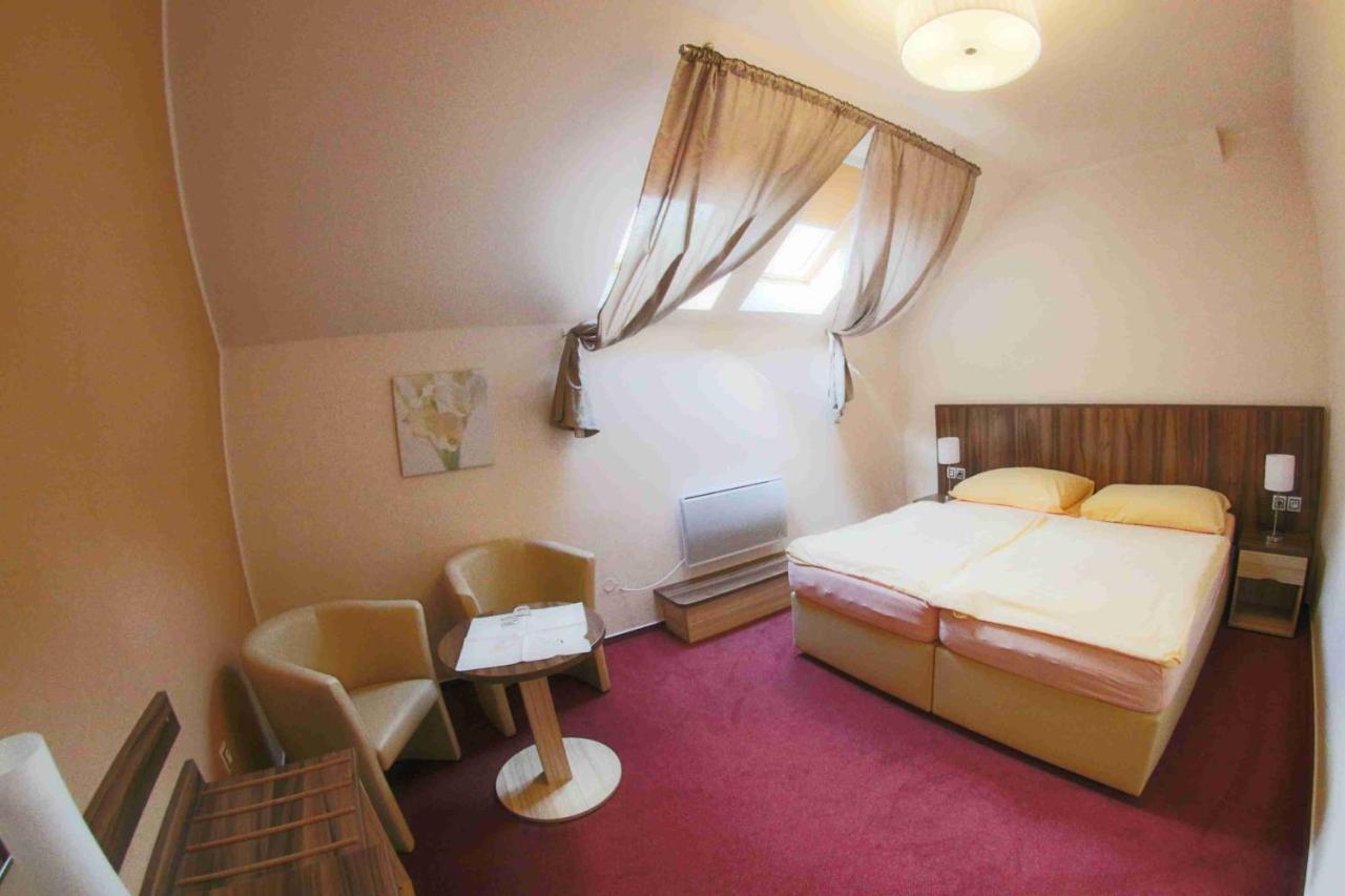Hotel Koruna Karlštejn Zewnętrze zdjęcie