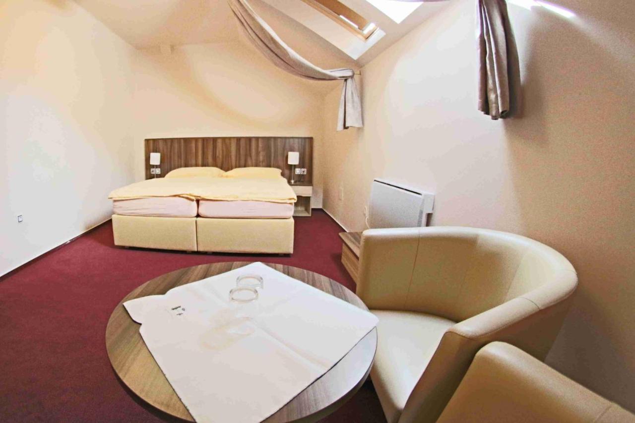 Hotel Koruna Karlštejn Zewnętrze zdjęcie