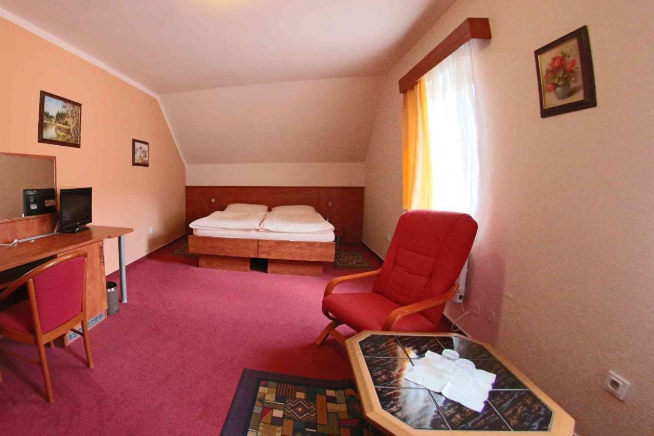 Hotel Koruna Karlštejn Zewnętrze zdjęcie